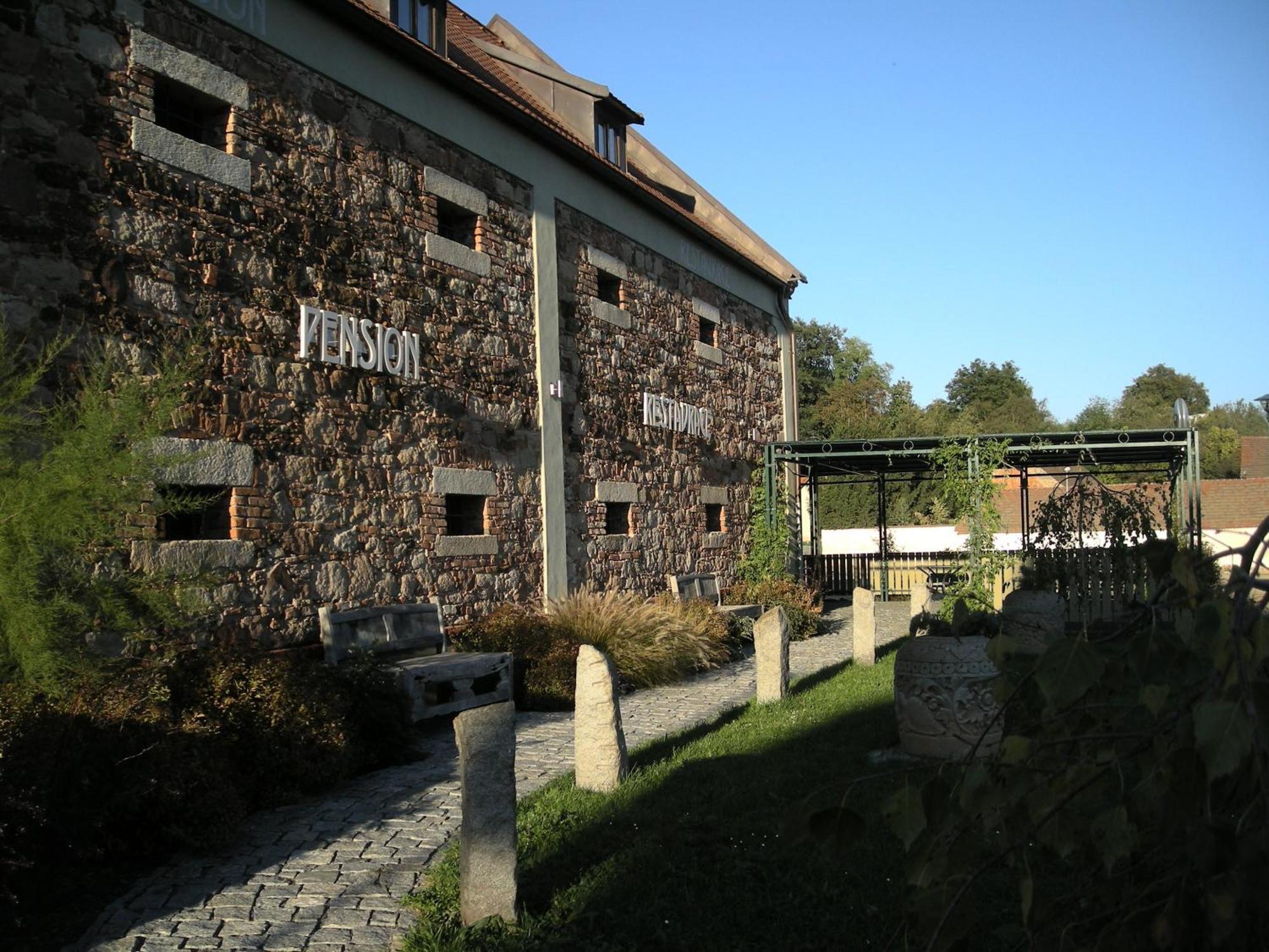 Barokni Spejchar Hotel Tlucna ภายนอก รูปภาพ