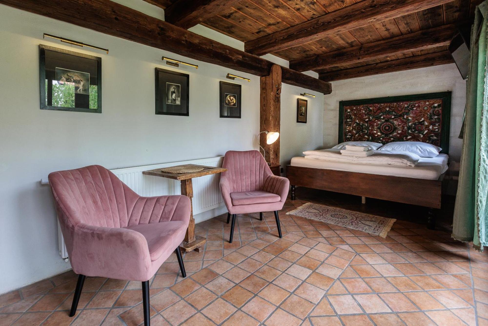 Barokni Spejchar Hotel Tlucna ภายนอก รูปภาพ