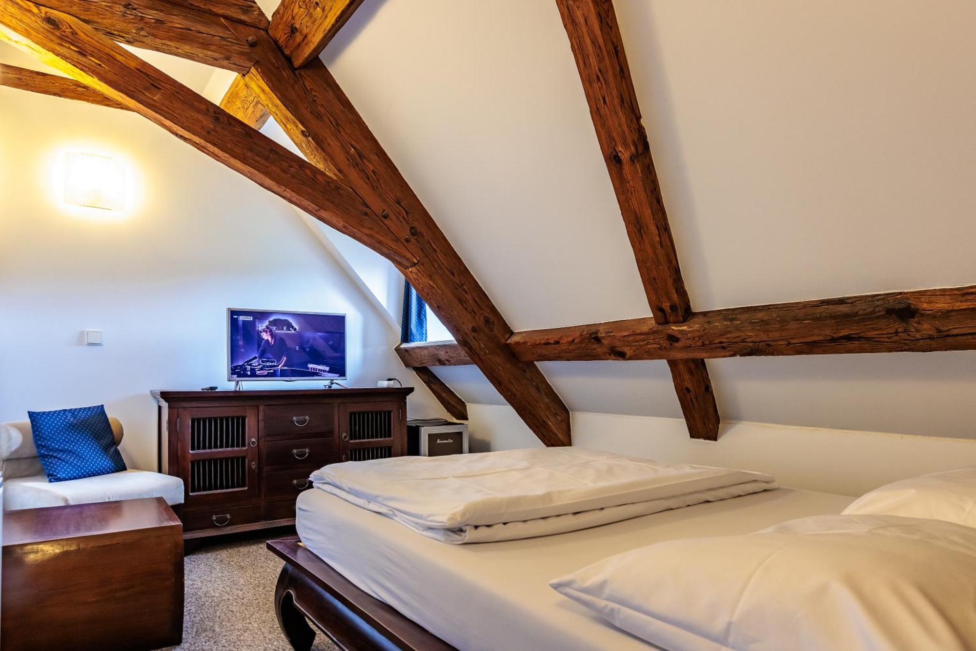 Barokni Spejchar Hotel Tlucna ภายนอก รูปภาพ