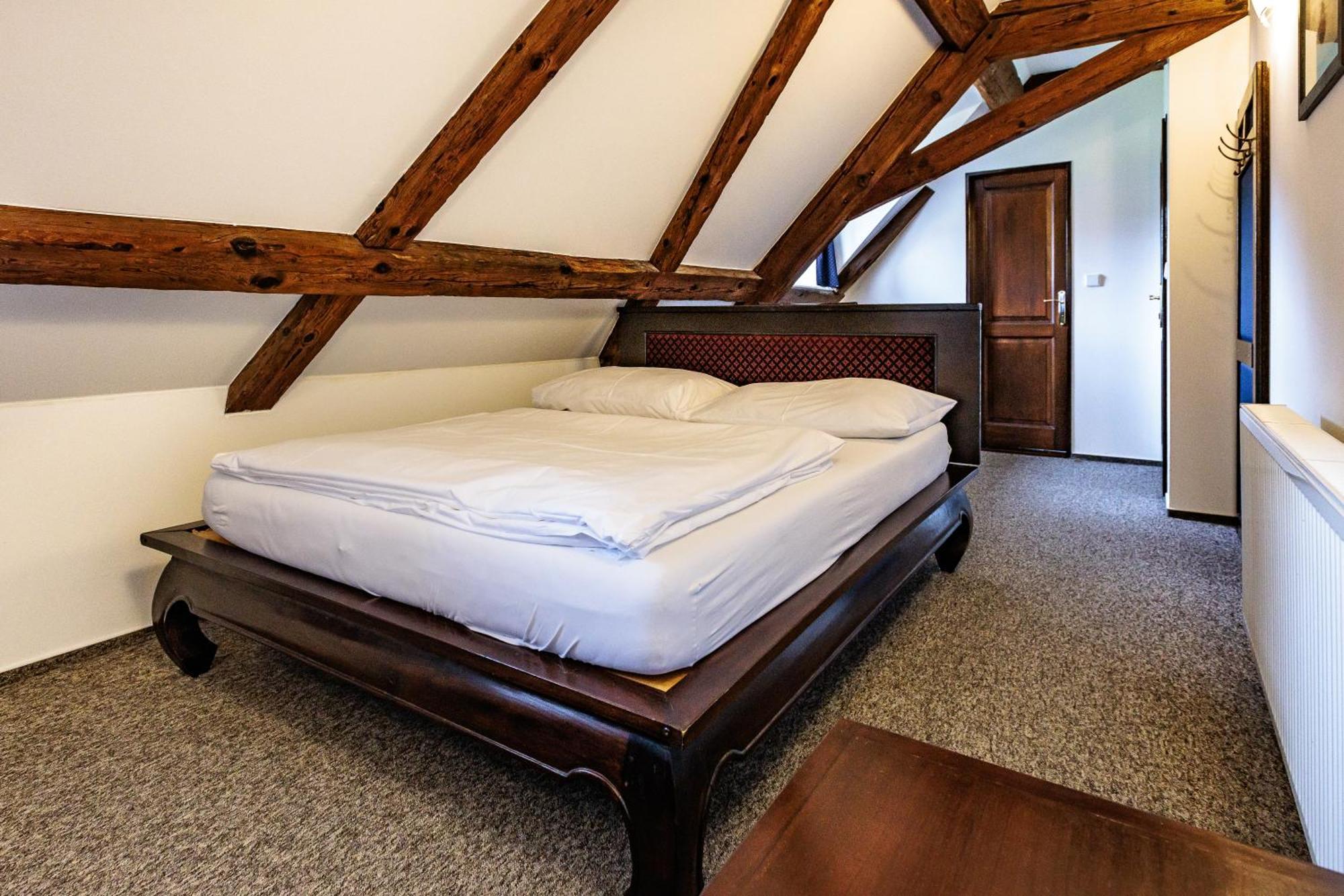 Barokni Spejchar Hotel Tlucna ภายนอก รูปภาพ