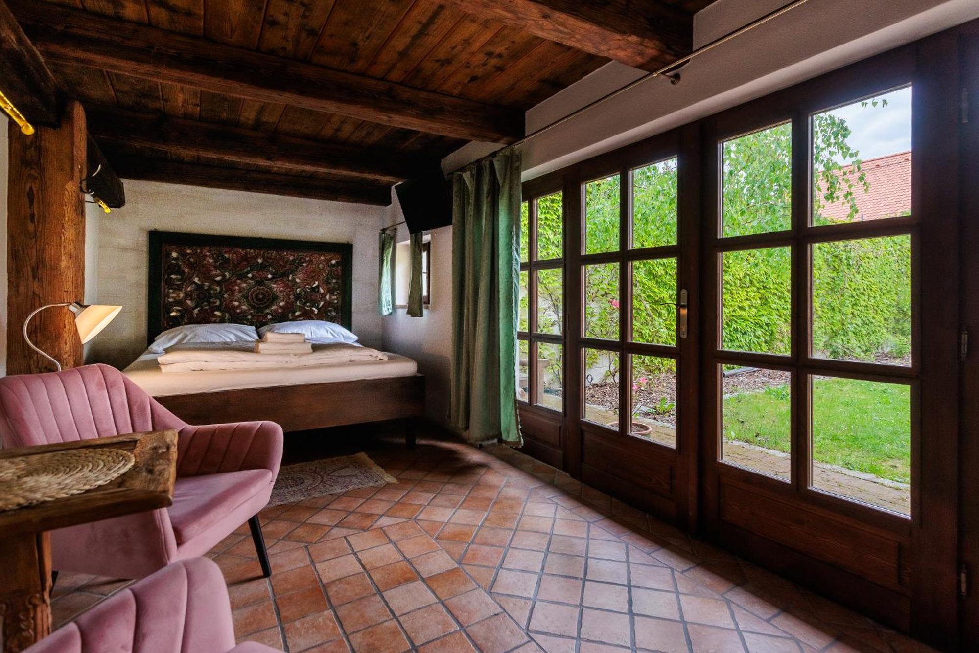 Barokni Spejchar Hotel Tlucna ภายนอก รูปภาพ