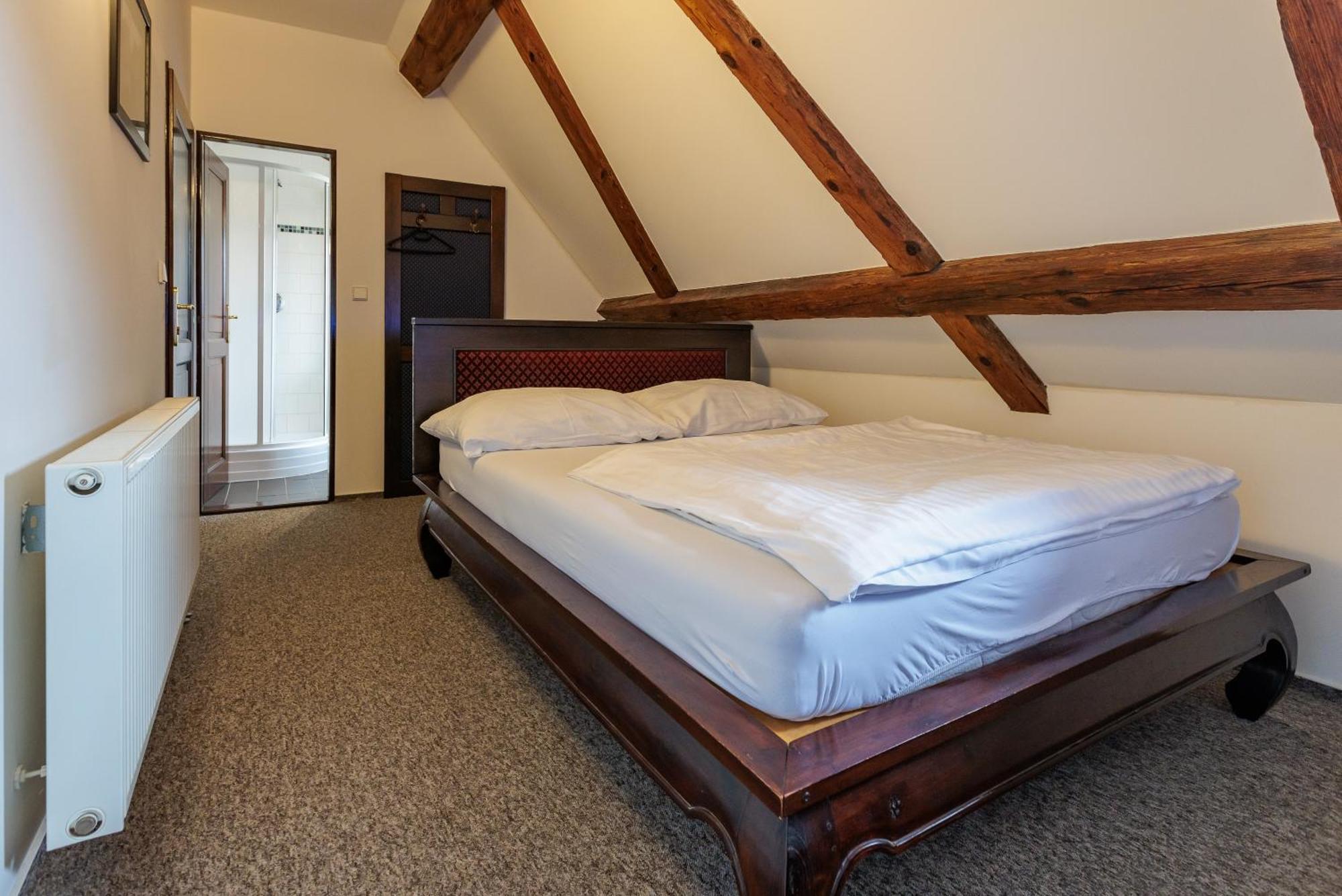 Barokni Spejchar Hotel Tlucna ภายนอก รูปภาพ