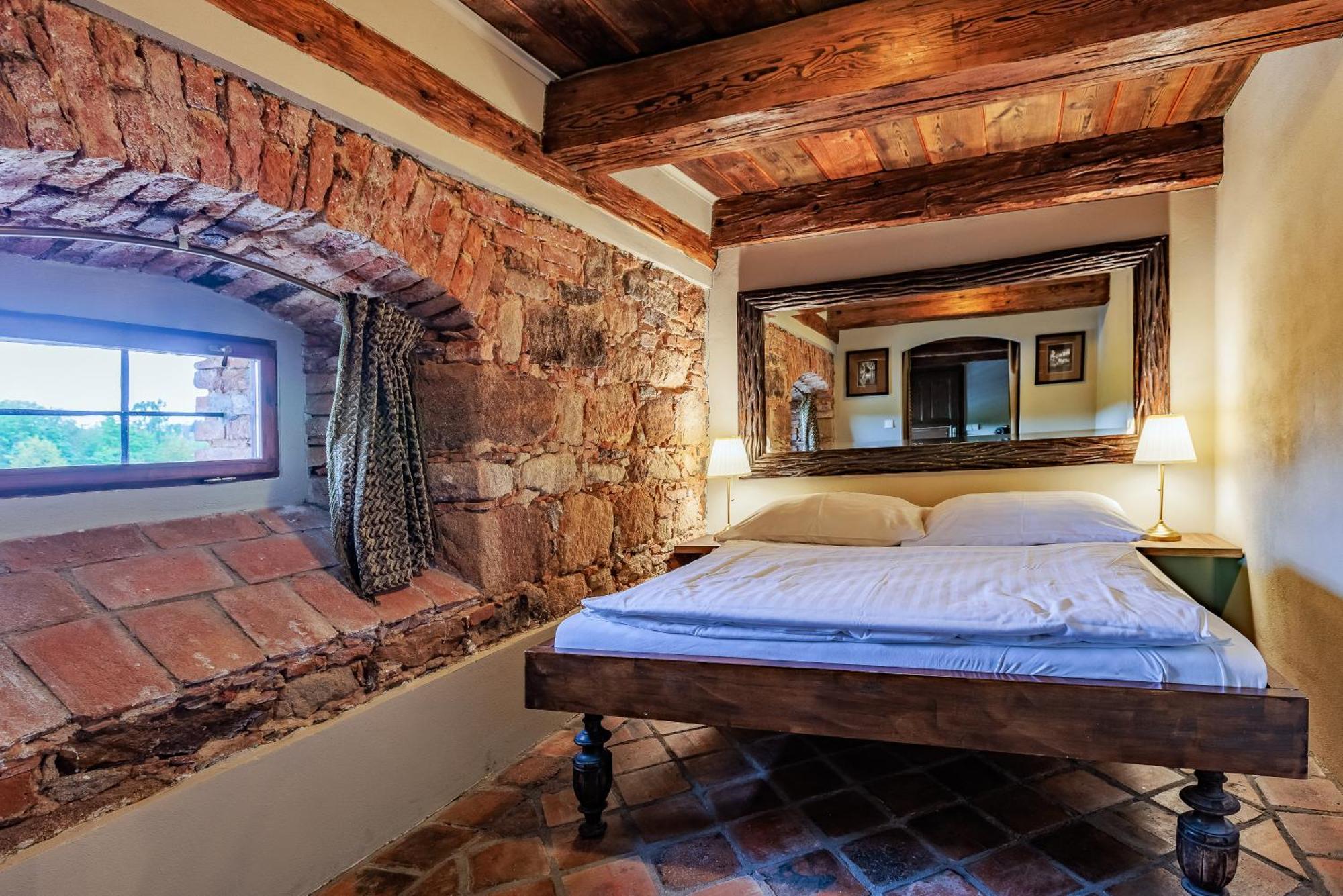 Barokni Spejchar Hotel Tlucna ภายนอก รูปภาพ