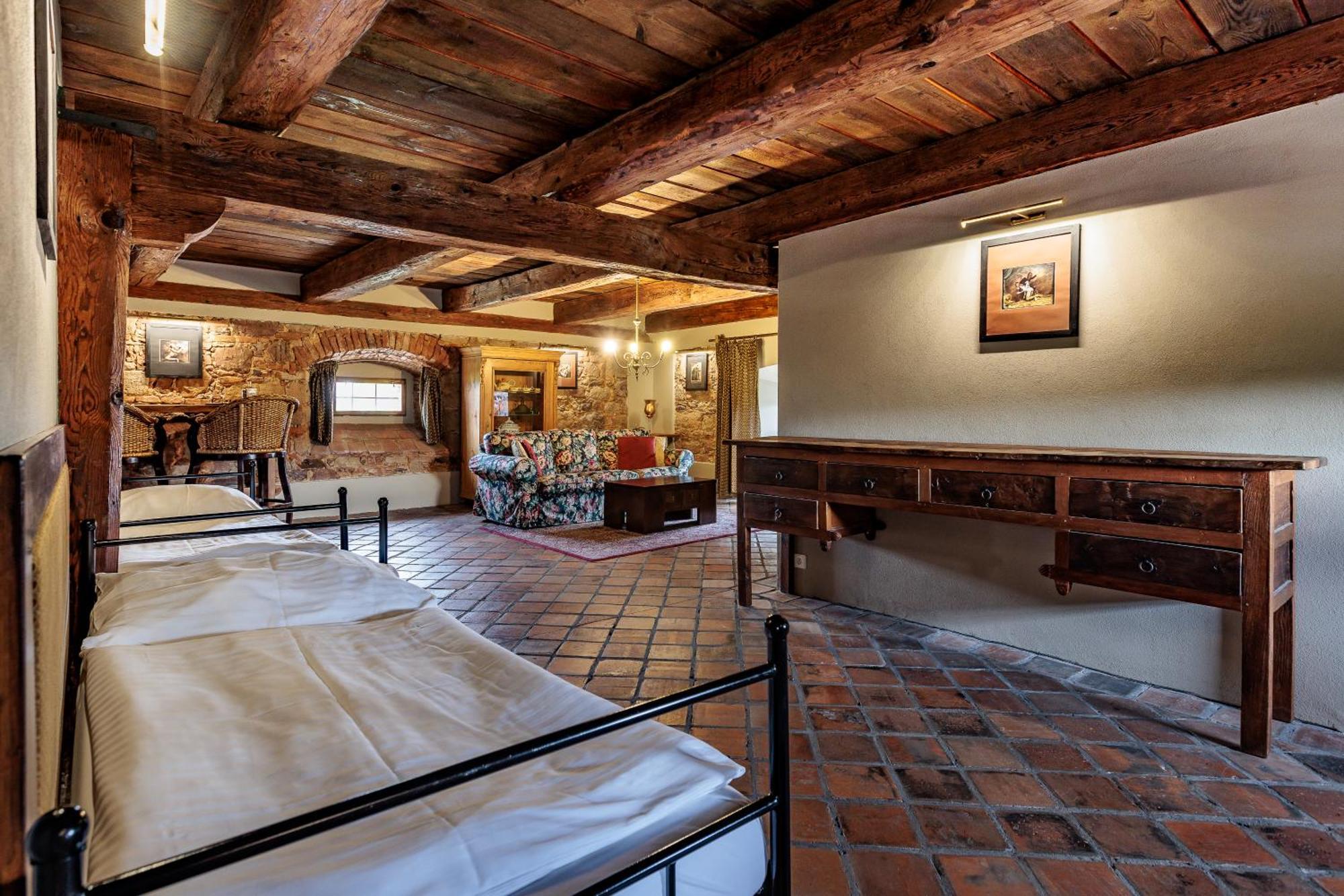 Barokni Spejchar Hotel Tlucna ภายนอก รูปภาพ
