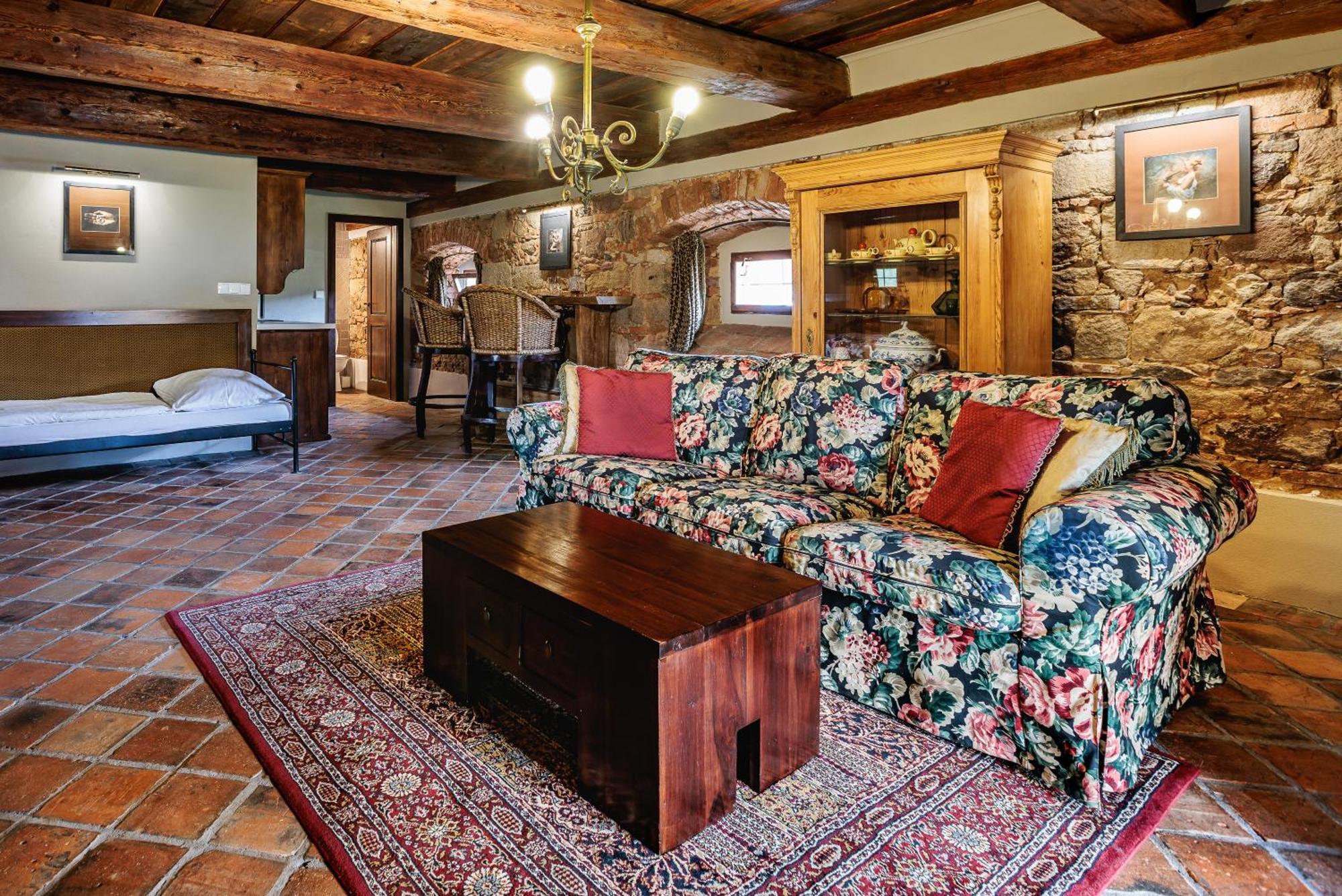 Barokni Spejchar Hotel Tlucna ภายนอก รูปภาพ